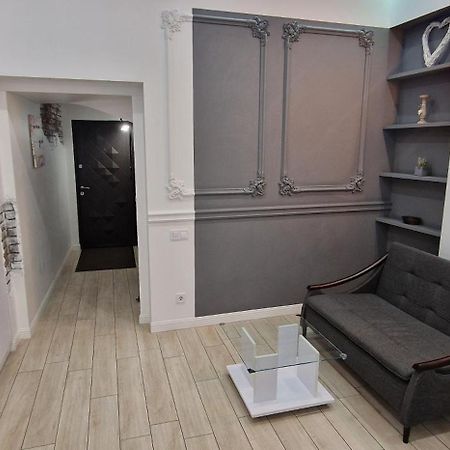 Чорно -Білий Люкс В Центрі Lejlighed Lviv Eksteriør billede